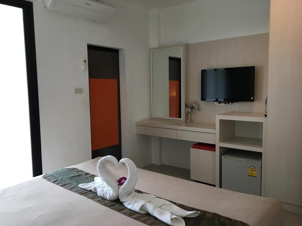 Phuthara Hostel Phuket Bagian luar foto