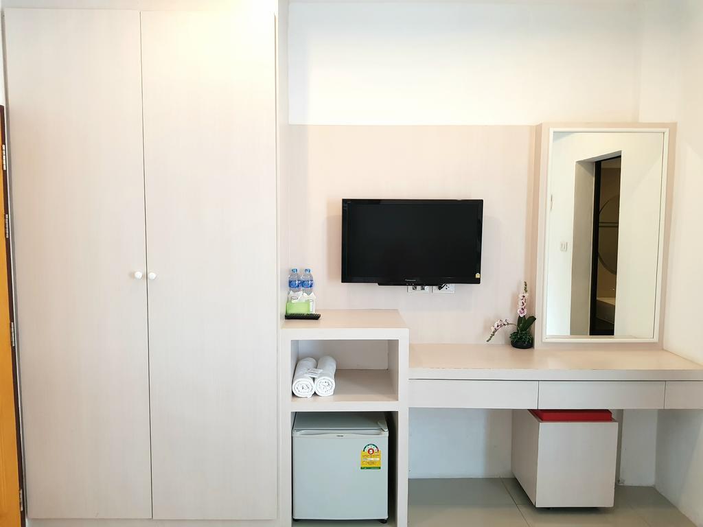 Phuthara Hostel Phuket Bagian luar foto