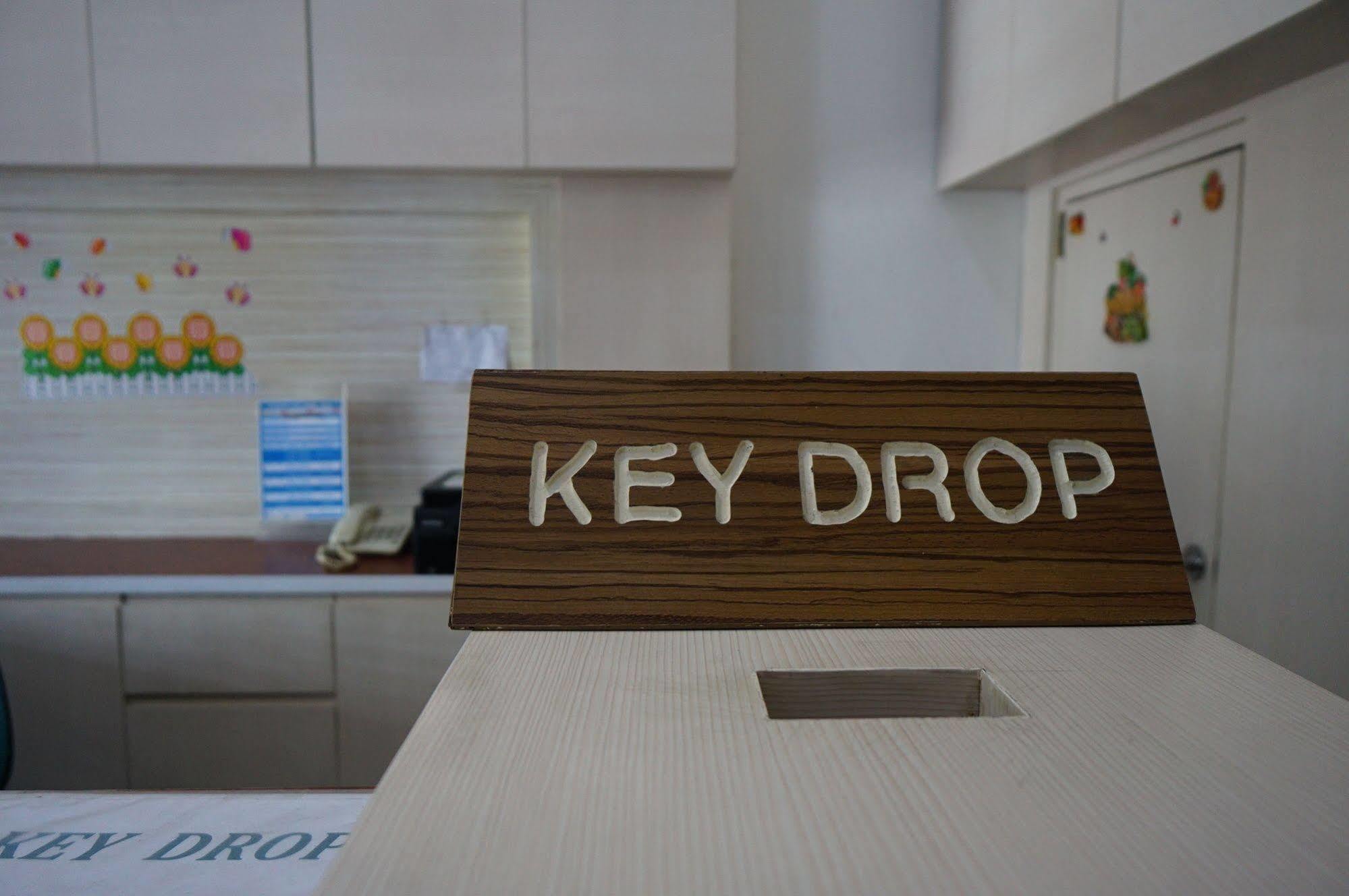 Phuthara Hostel Phuket Bagian luar foto